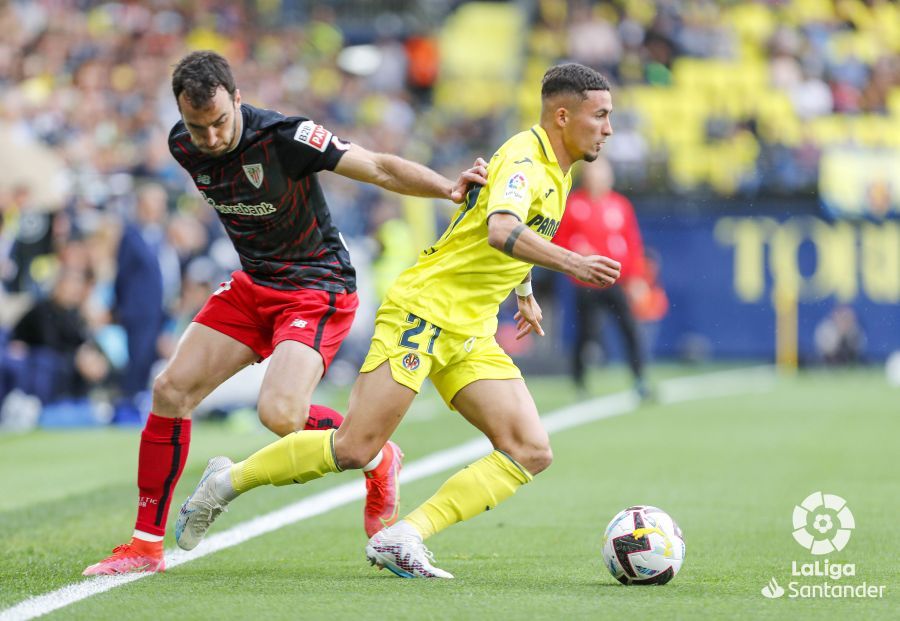 Iñigo Lekue persigue a Yeremy Pino ante el Villarreal en La Cerámica (Foto: LaLiga).