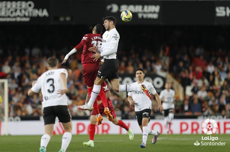 Cenk cabecea ante En-Nesyri en el Valencia - Sevilla (Foto: LaLiga).
