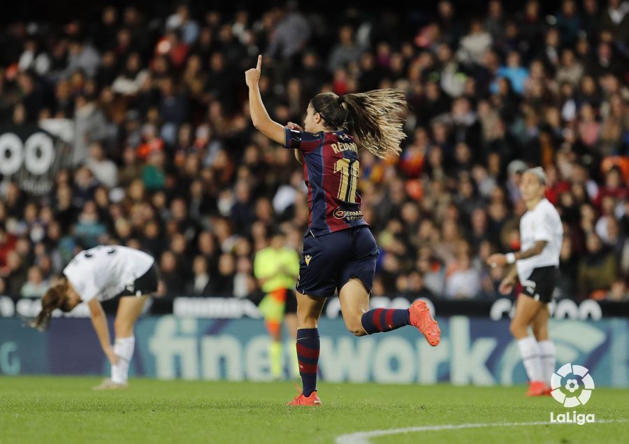  Alba Redondo celebra un gol en Mestalla.