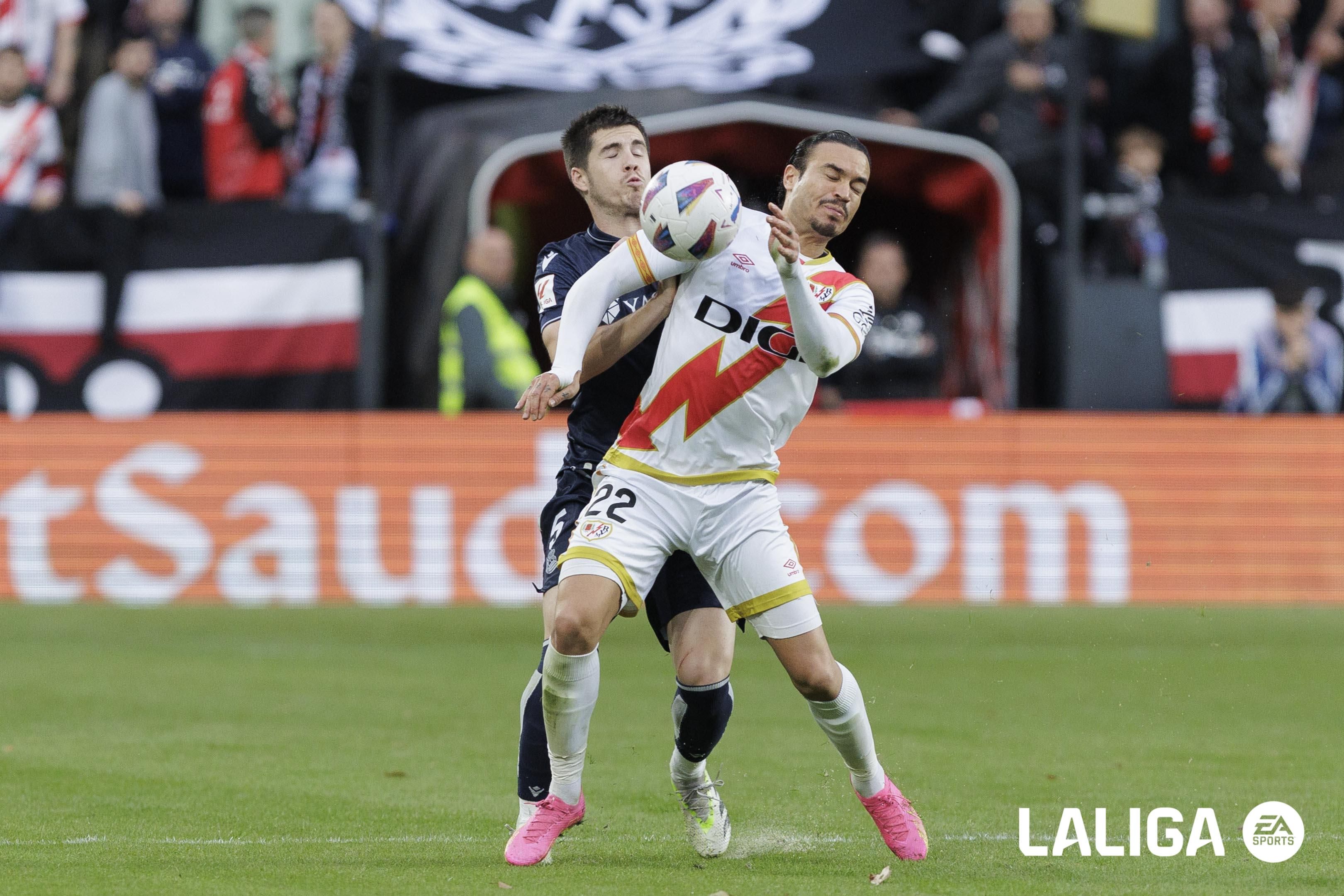 Igor Zubeldia presiona a RDT en el Rayo Vallecano - Real Sociedad.