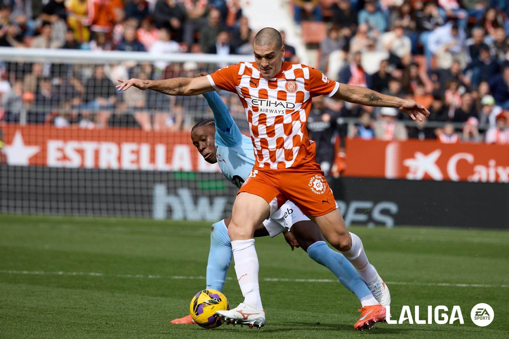 Ilaix Moriba presiona a Oriol Romeu en el Girona - Celta.