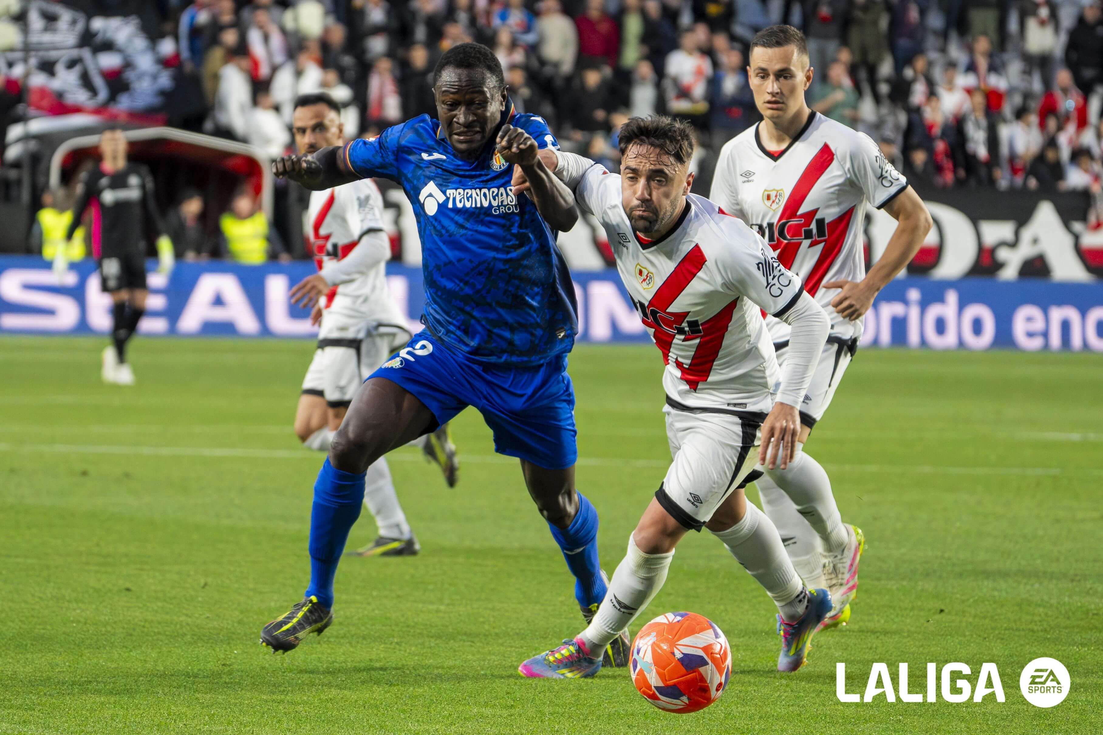  Djené pugna con Unai López en el Rayo Vallecano - Getafe.