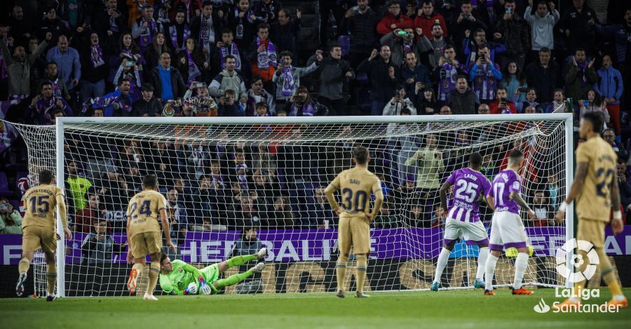 Penalti ante el Barcelona en Zorrilla. (Foto: LaLiga).