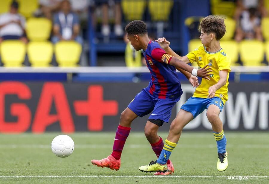  John Ovie protege el balón en el encuentro ante Las Palmas de LALIGA FC FUTURES.