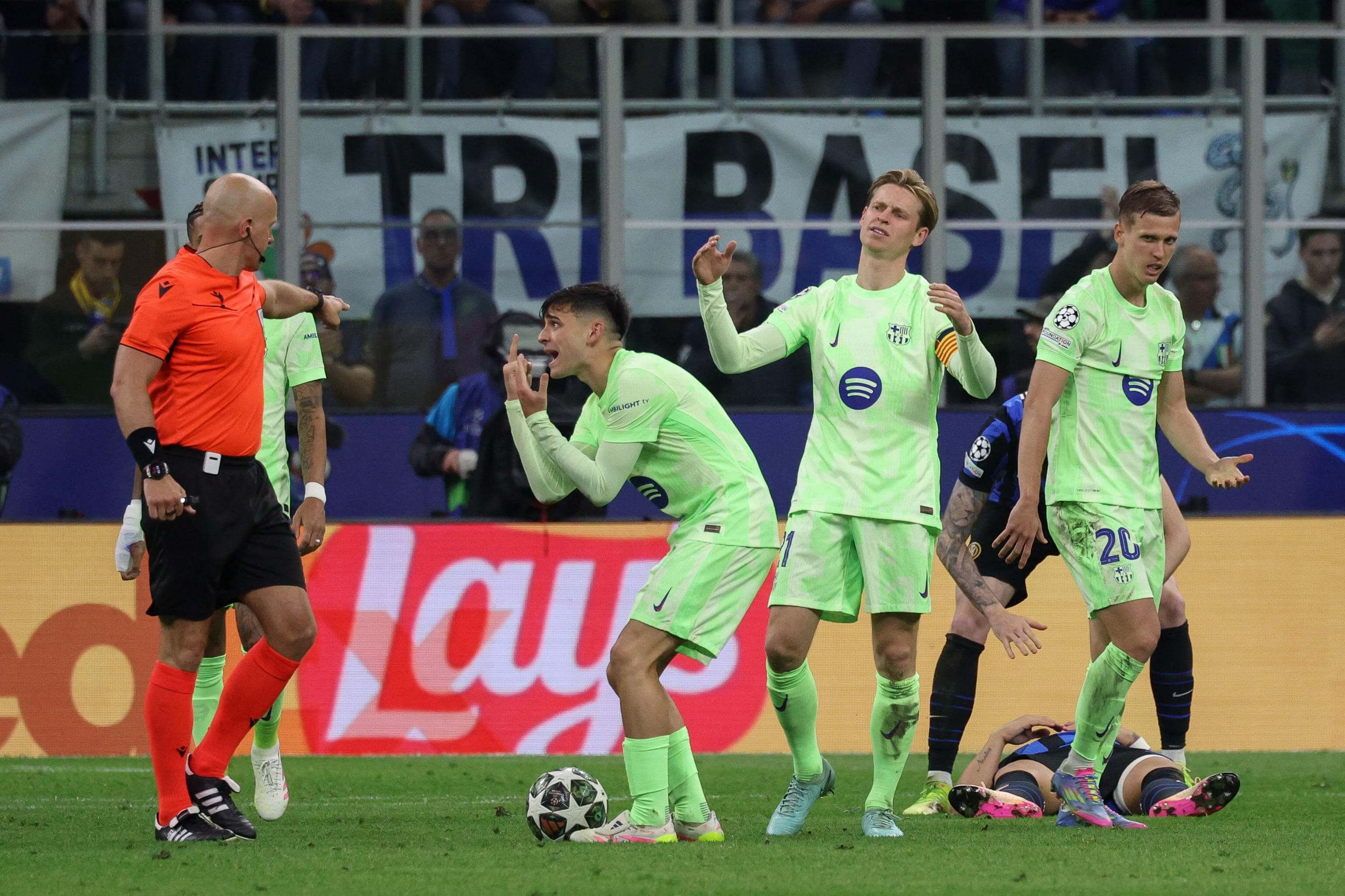  Los jugadores del Barça protestan a Szymon Marciniak en el partido ante el Inter
