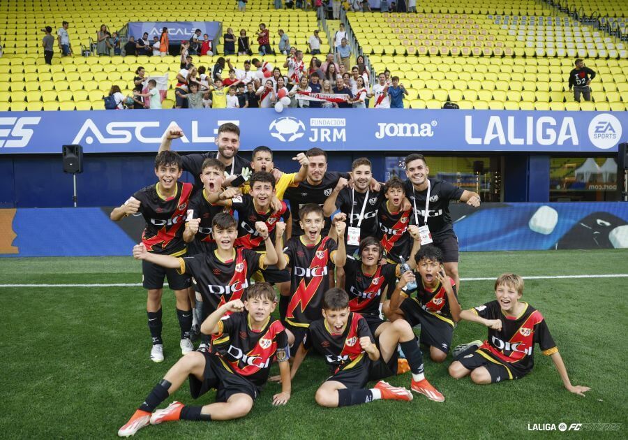 Los jugadores del Rayo celebran el pase a semifinales tras derrotar al Real Madrid.