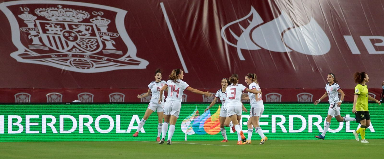  Las jugadoras de España celebran el gol de Esther en La Cartuja.