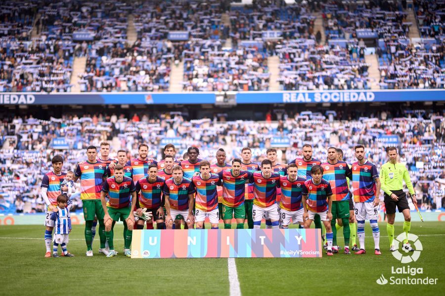 Los onces del Real Sociedad - Elche, contra el racismo (Foto: LaLiga).