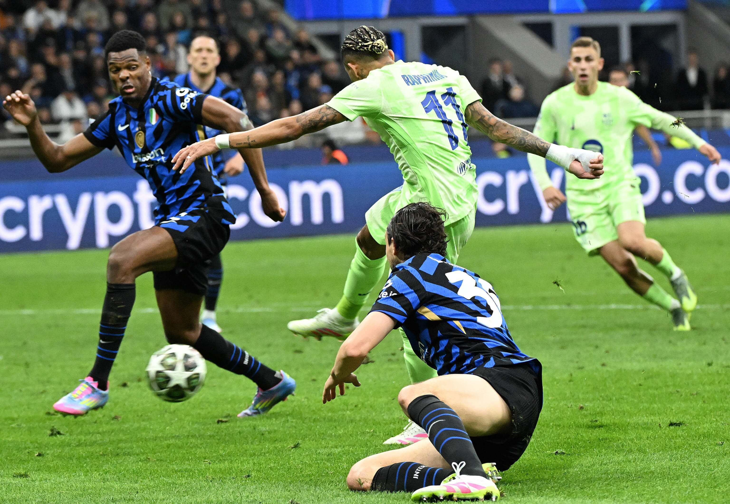  Raphinha Días anotando el 2-3 ante el Inter de Milán