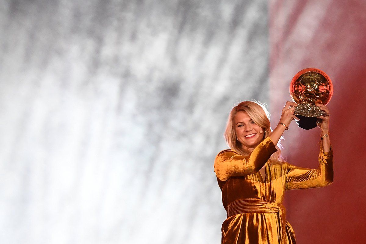 Ada Hegerberg muestra el premio.