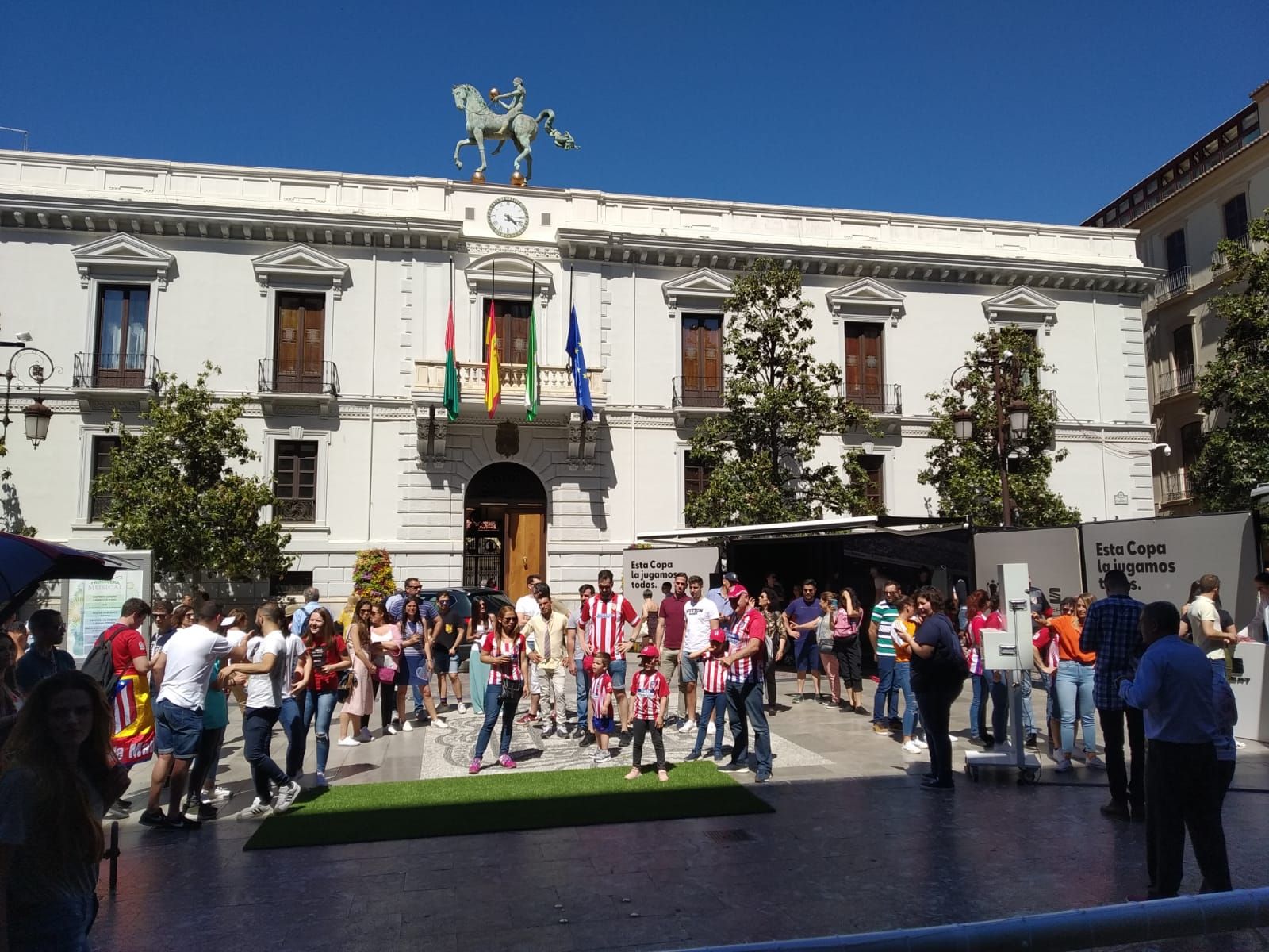  Aficionados colchoneros en Granada.