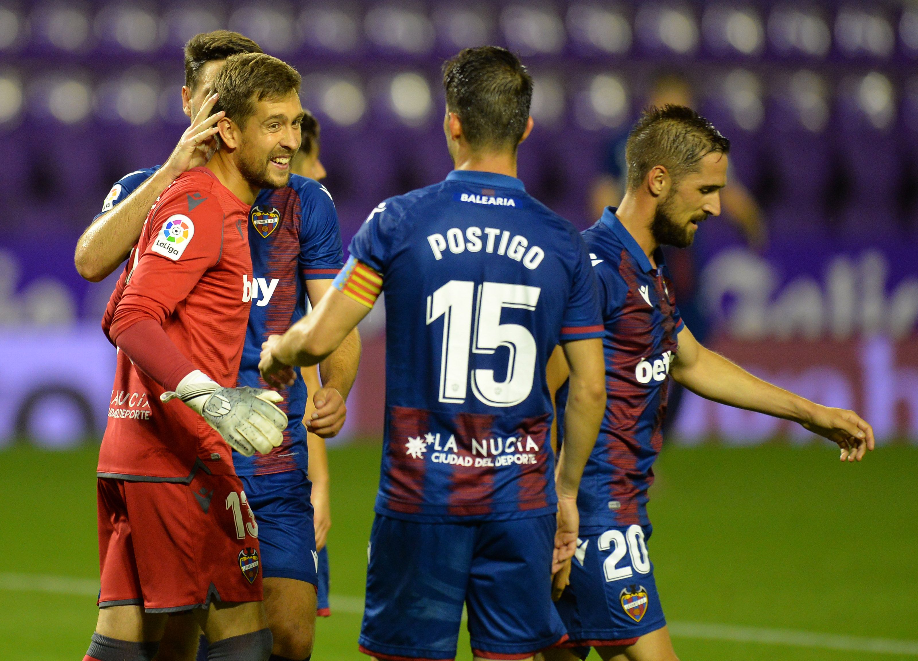  Aitor Fernández, felicitado por sus compañeros tras parar el penalti ante el Valladolid