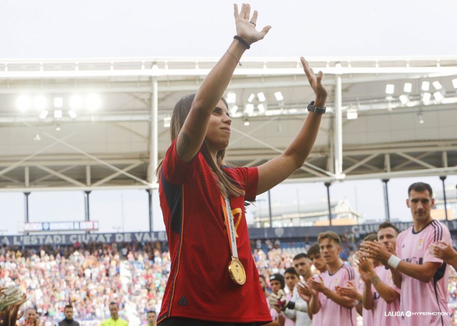  Alba Redondo, campeona del mundo, homenajeada por la afición del Levante UD, el primer equipo y el Real Oviedo en el Ciutat.