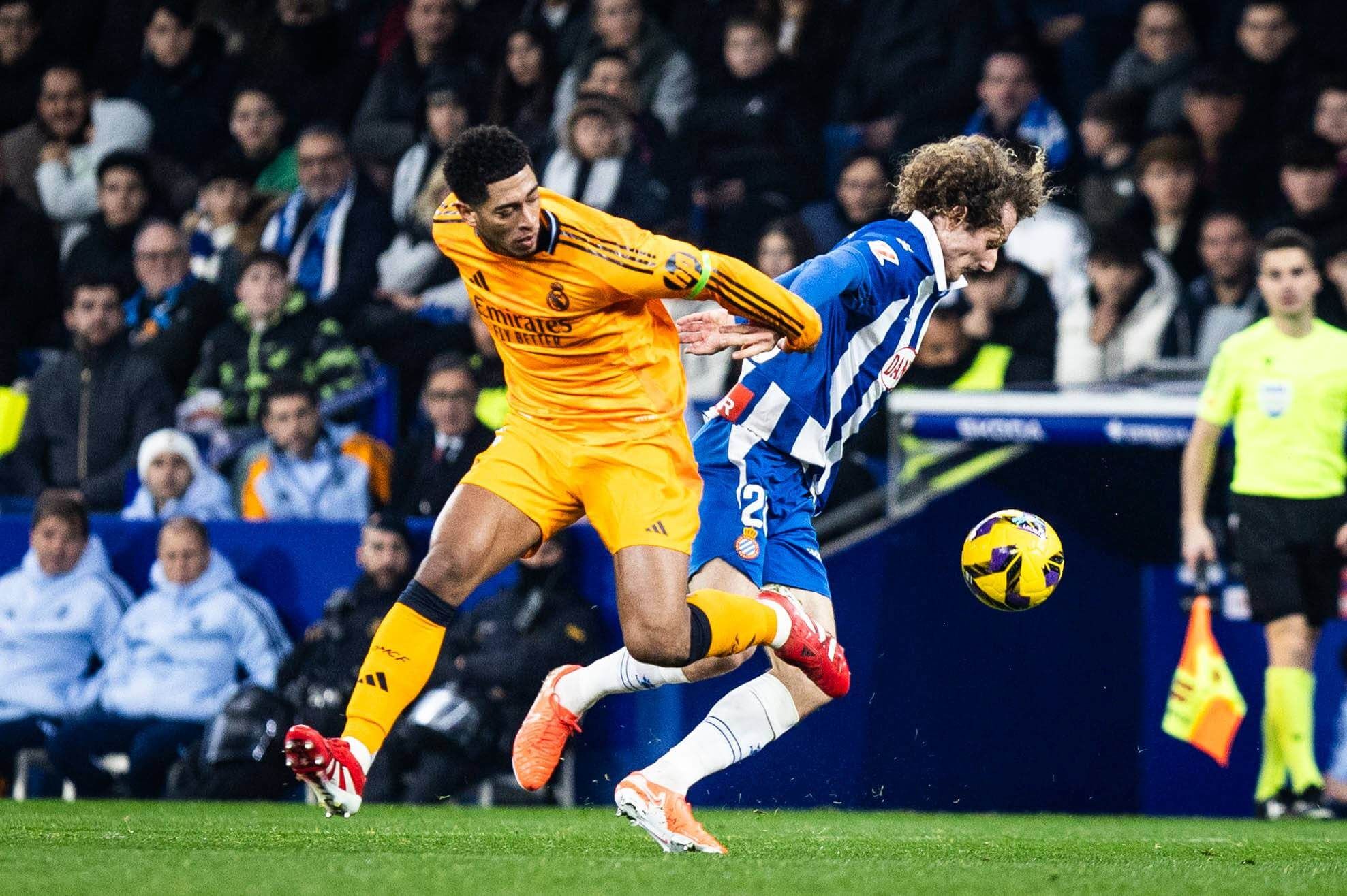 Álex Kral, junto a Bellingham en el Espanyol-Real Madrid.