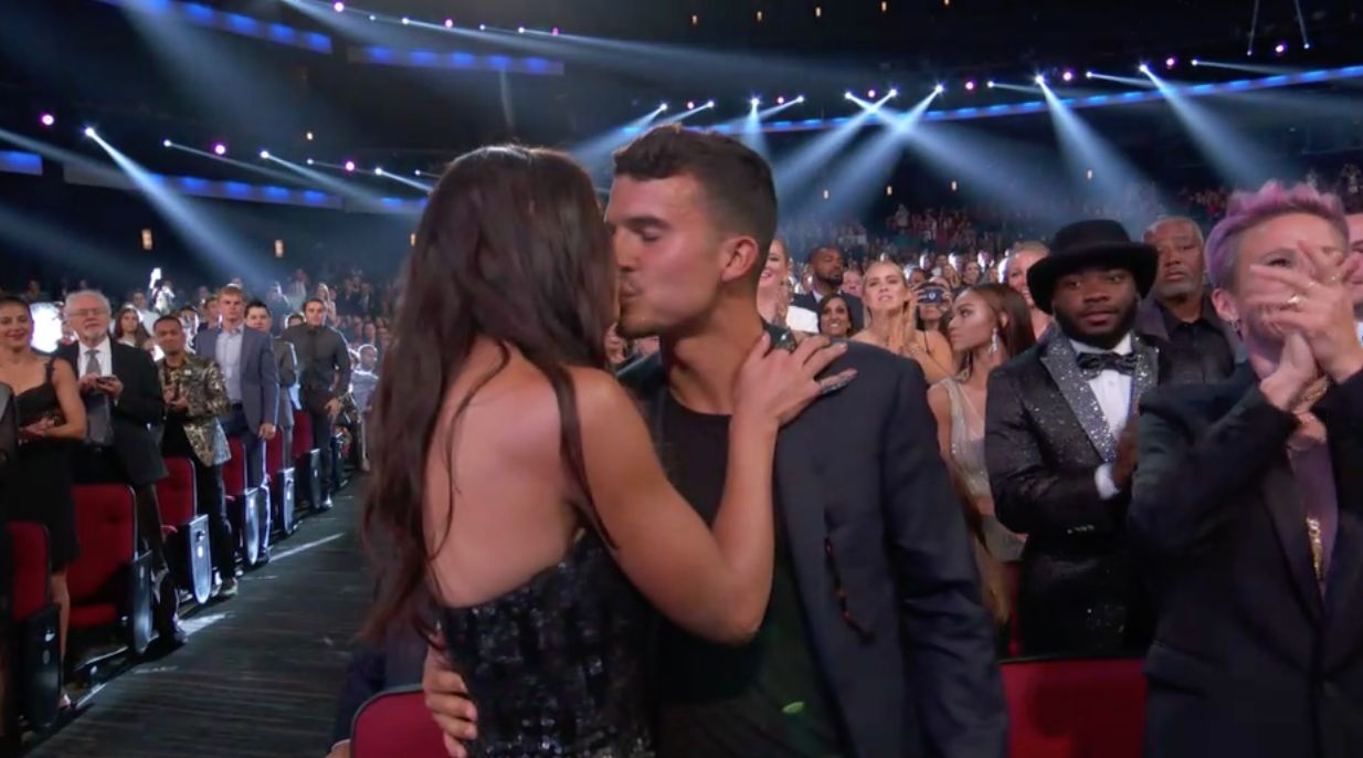  La futbolista Alex Morgan besa a su marido Servando Carrasco en los Premio ESPY.