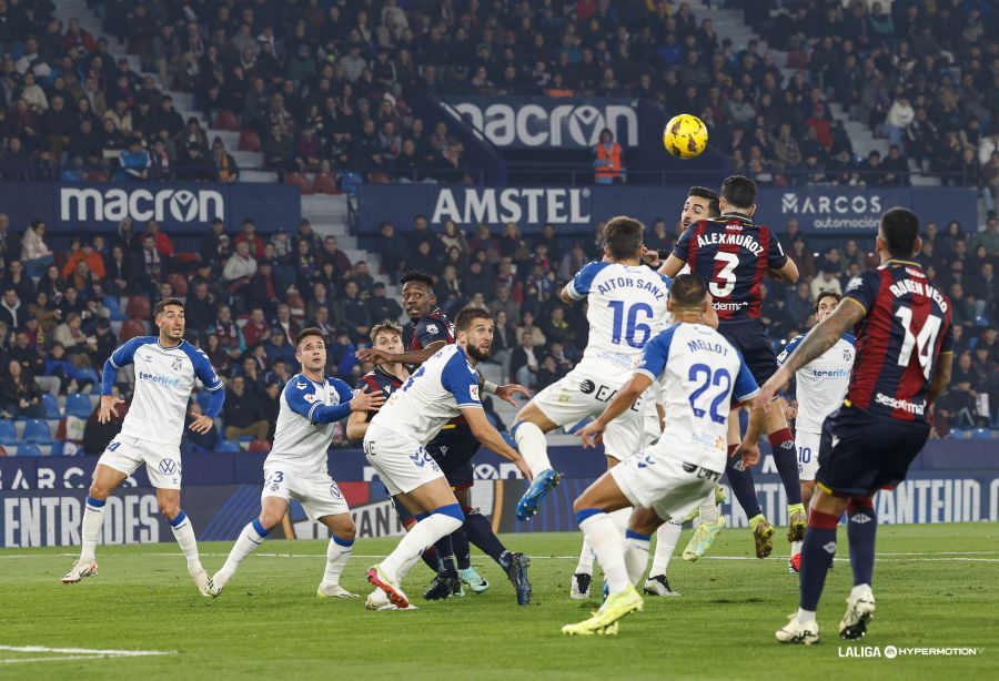 Álex Muñoz, ante el CD Tenerife (Foto: LALIGA).