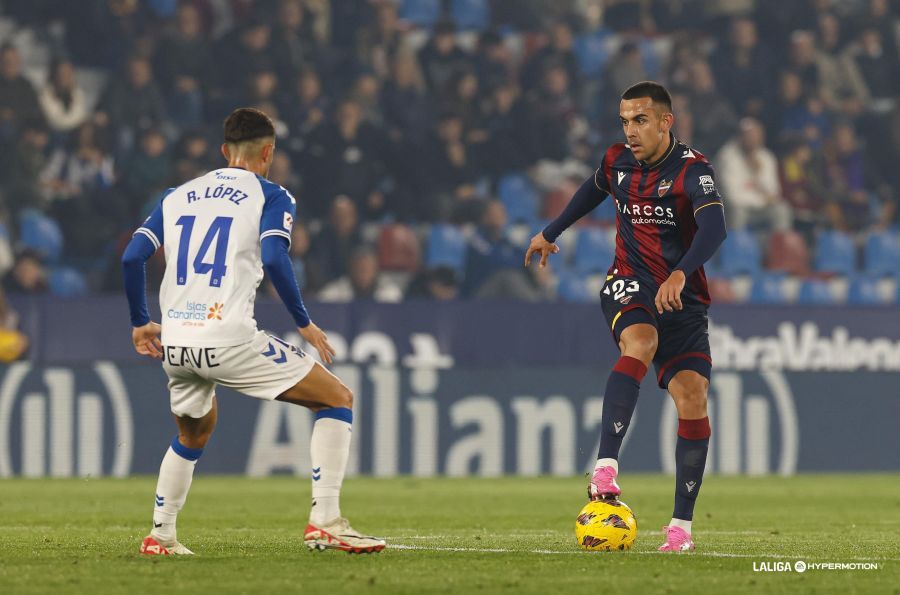 Álgobia, ante el CD Tenerife (Foto: LALIGA)..