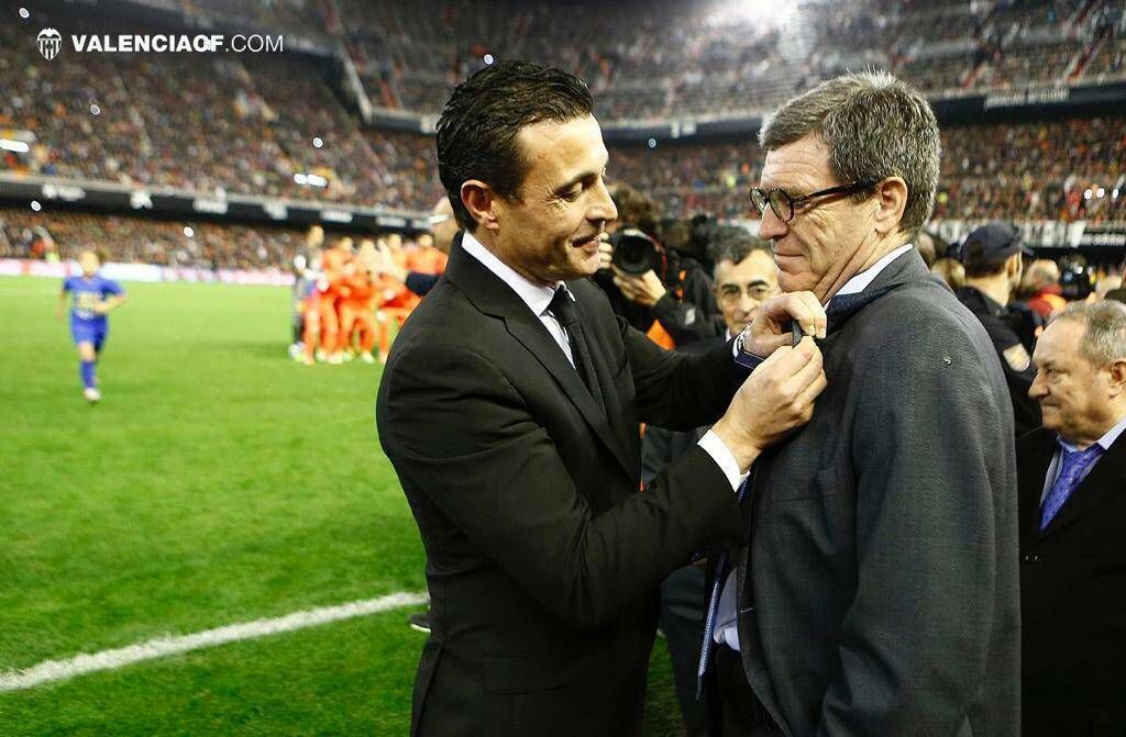 Amadeo Salvo impone la insignia de oro y brillantes a Aurelio Martínez por la venta a Peter Lim