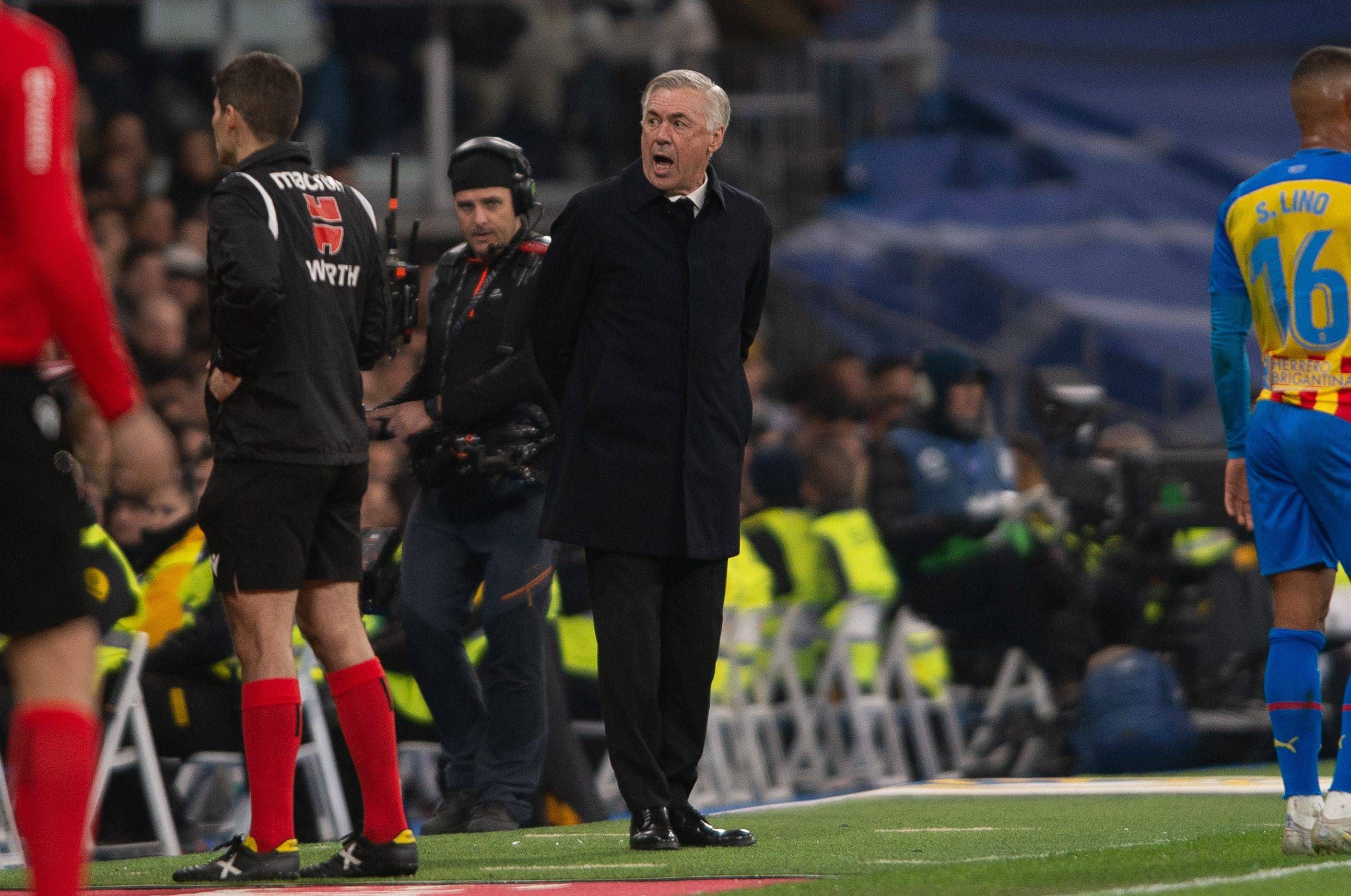  Ancelotti, en la banda del Benabéu.