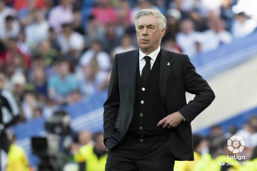  Ancelotti, en la banda durante el Real Madrid-Real Valladolid.