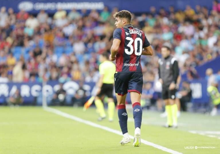  Miñambres analiza las posiciones de banda, con Andrés García en el Levante.