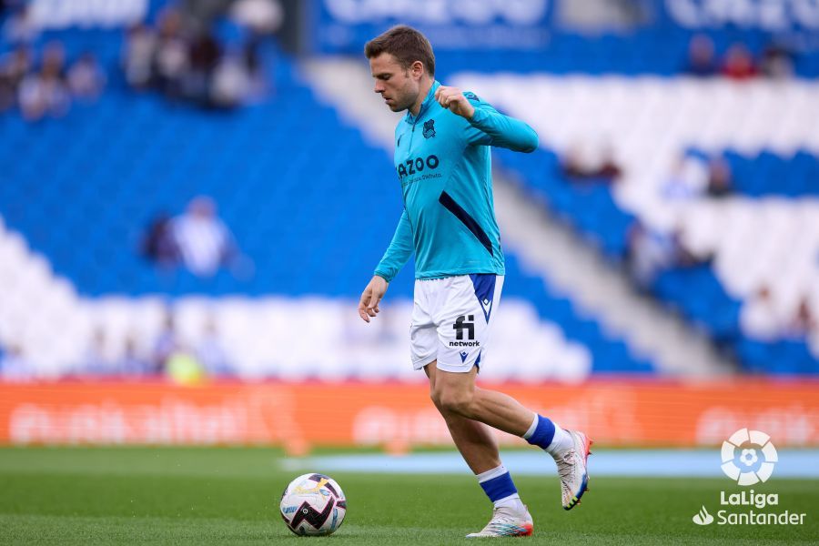 Asier Illarramendi, en el calentamiento previo al Real Sociedad-Valencia.