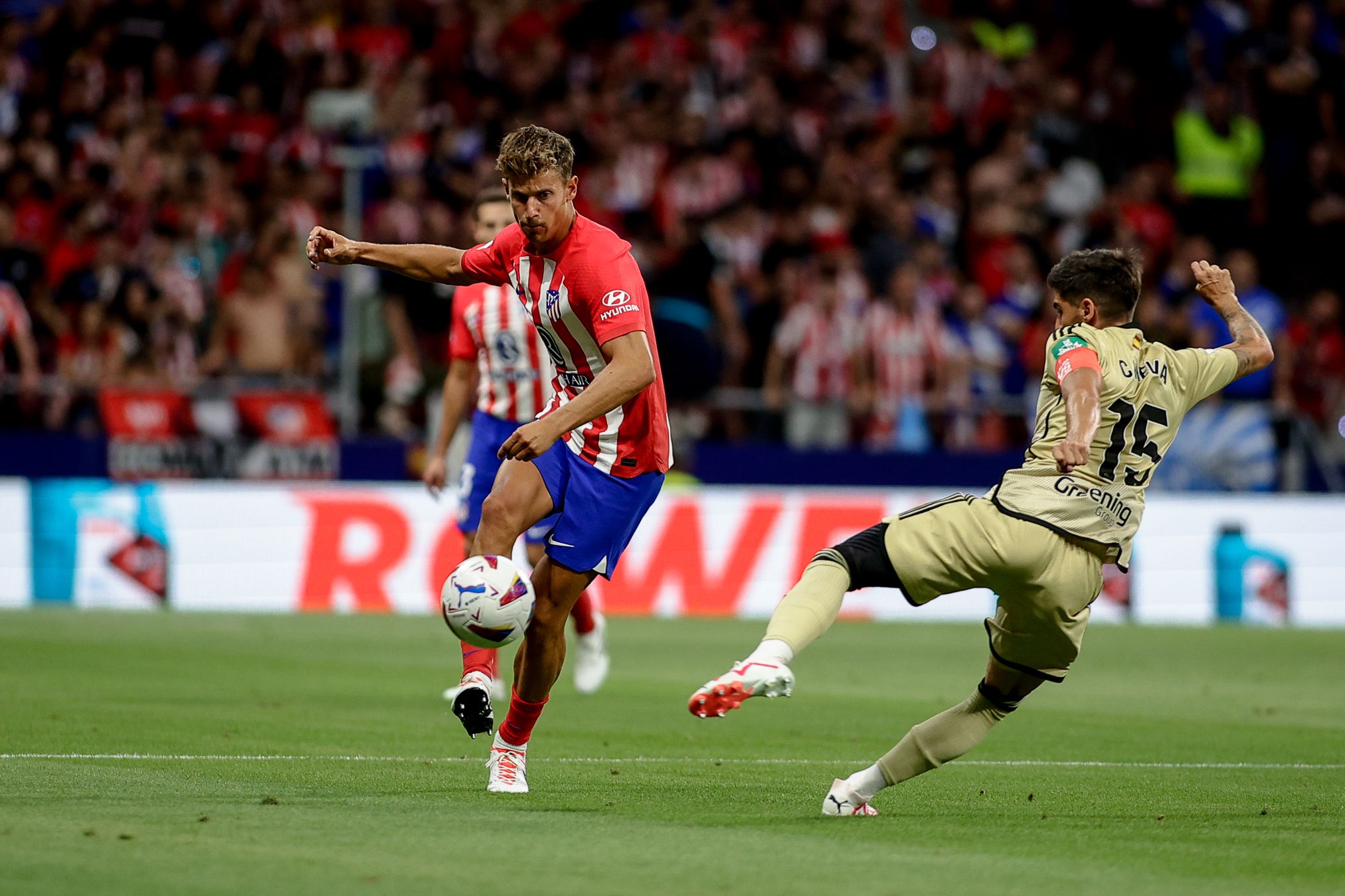  Marcos Llorente busca un pase en el Atlético de Madrid-Granada.