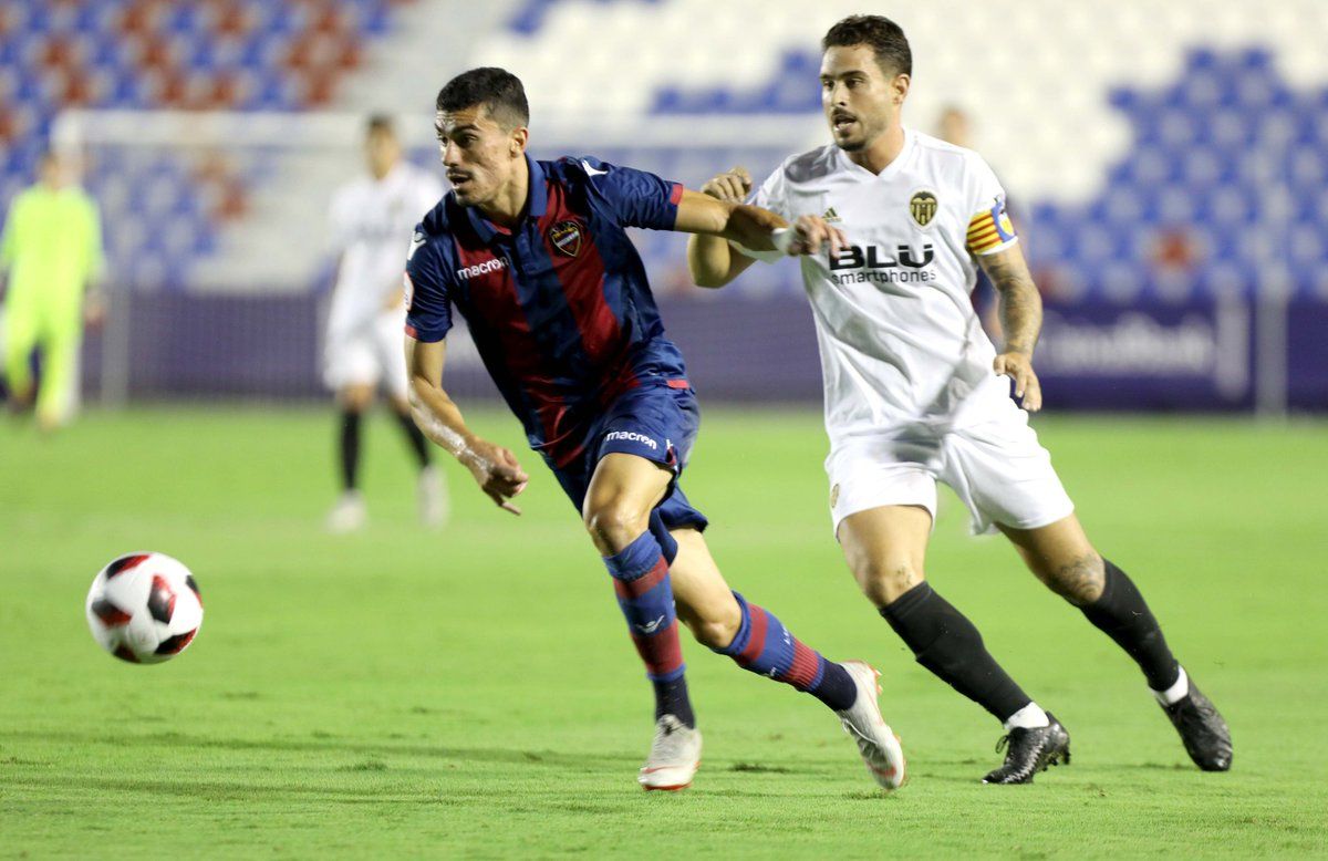  Arturo Molina conduce el balón en el centro del campo.