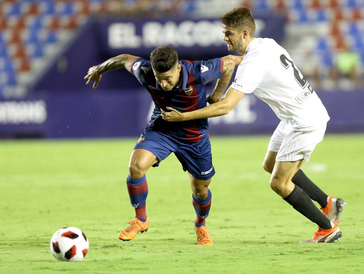  Manu Viana encara a Guillem.