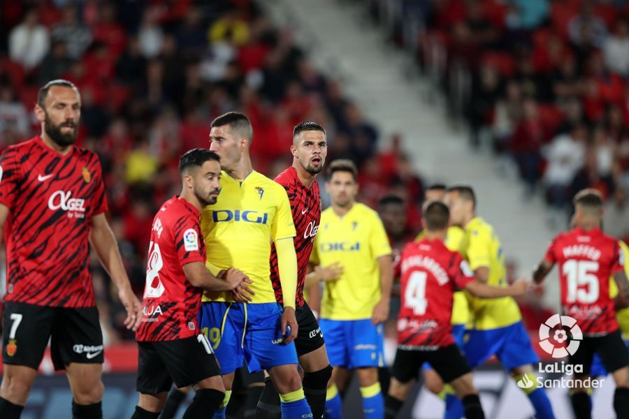 Sergi Guardiola, en un córner ofensivo en el Mallorca - Cádiz (Foto: LaLiga).