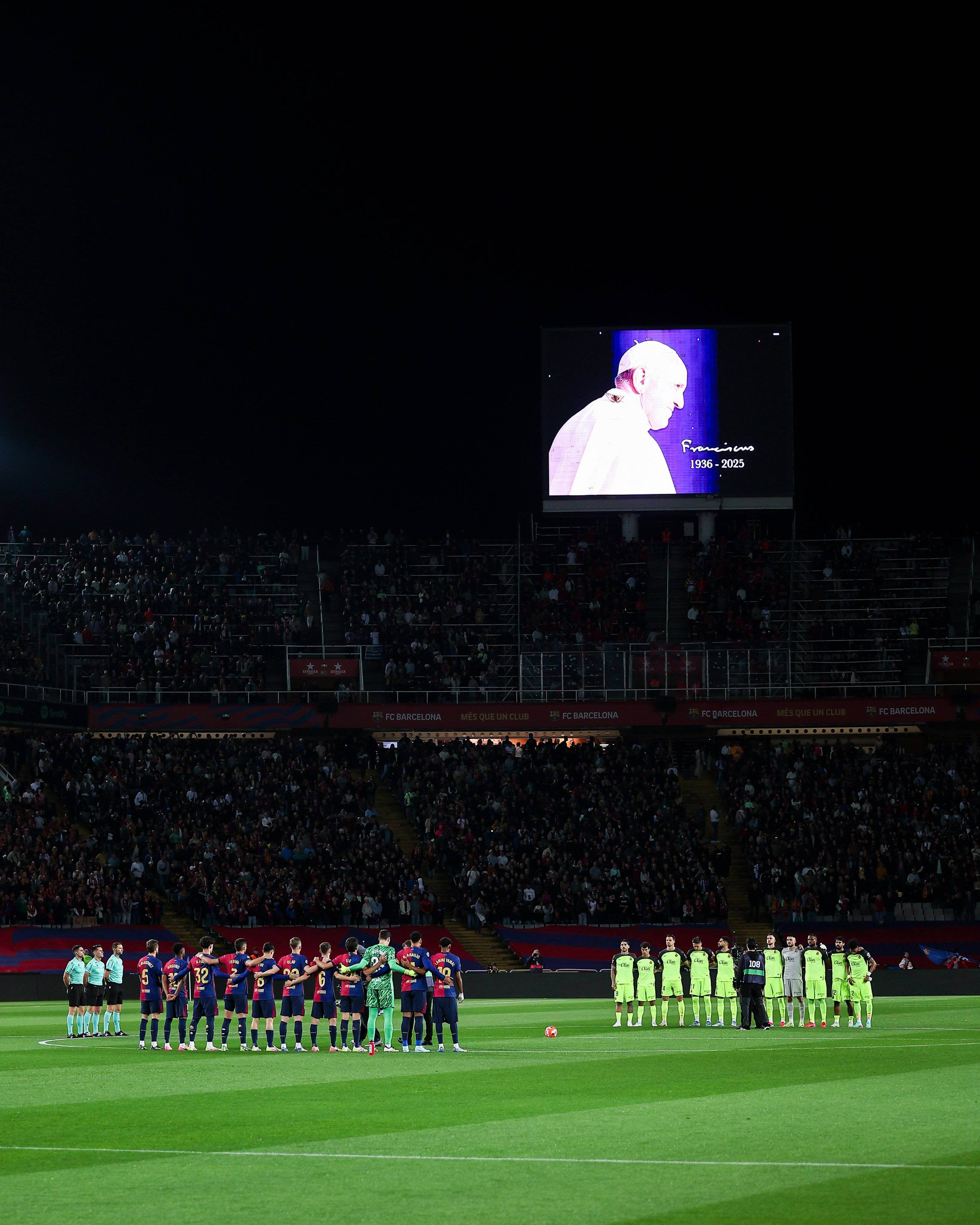  El Barça y el Mallorca en el minuto de silencio por el Papa Francisco (Cordon Press)