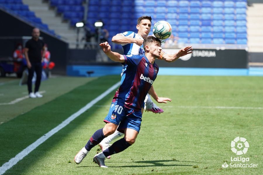 Bardhi pelea un balón con la cabeza.