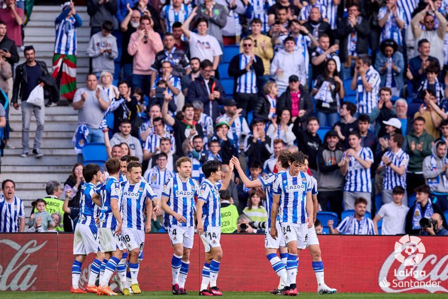 Los jugadores de la Real Sociedad celebran el gol de Kubo al Getafe en el Reale Arena..