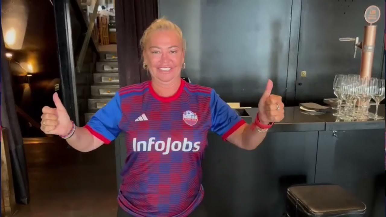  Belén Esteban con la camiseta de Jijantes.jpg