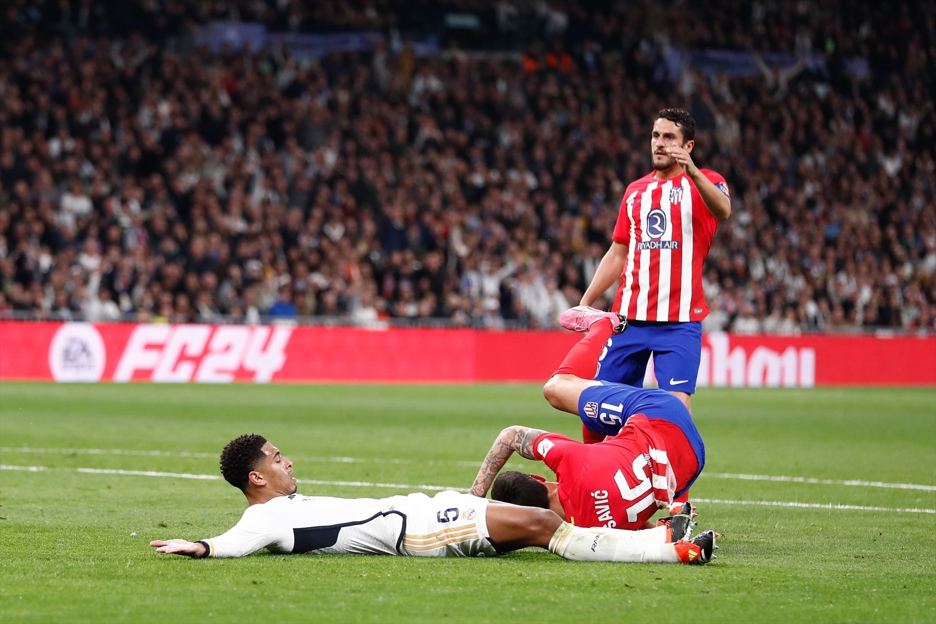  Bellingham reclama desde el suelo el penalti de Savic (Europa Press)