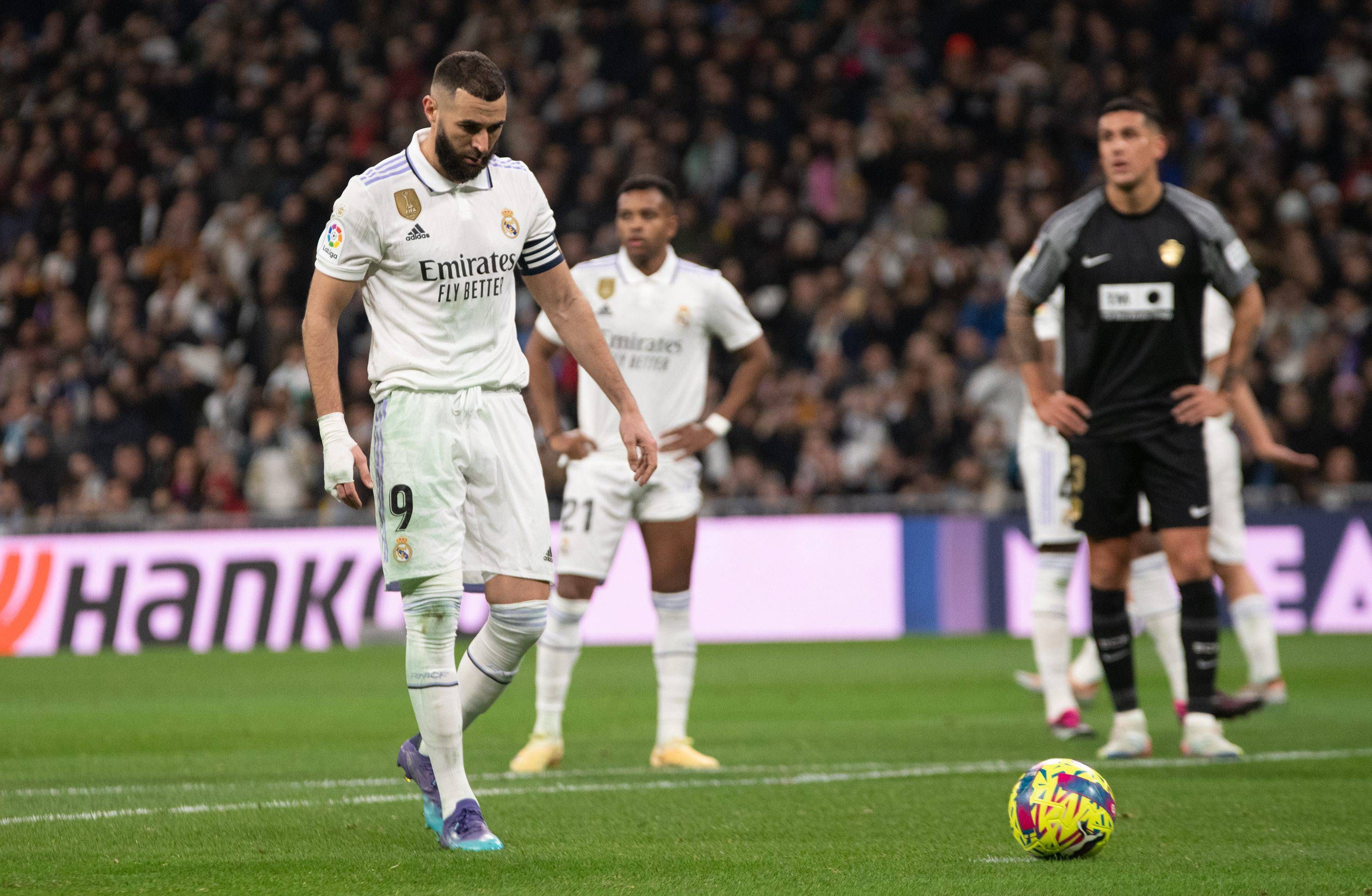 Benzema tira un penalti ante el Elche (Foto: Cordon Press).