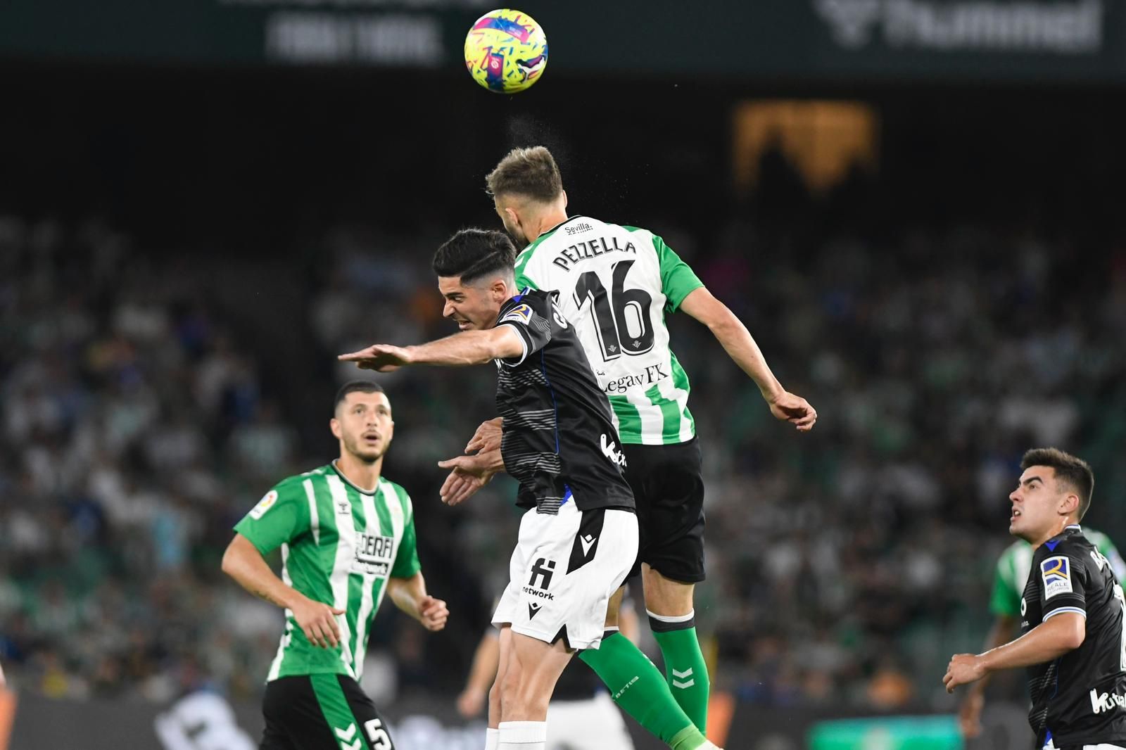 Pezzella y Carlos Fernández, en un duelo aéreo (Foto: Kiko Hurtado).