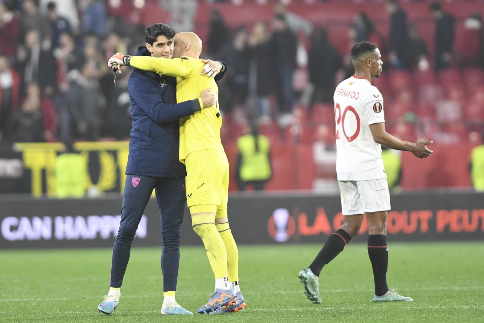  Bono y Dmitrovic, tras el Sevilla-Fenerbahçe.