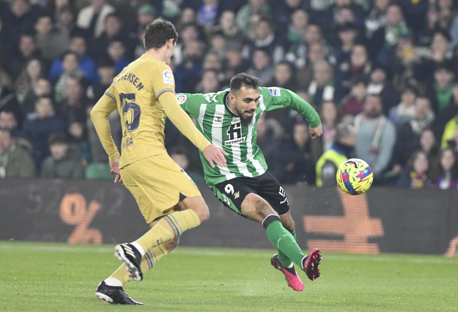 Borja Iglesias ante el FC Barcelona