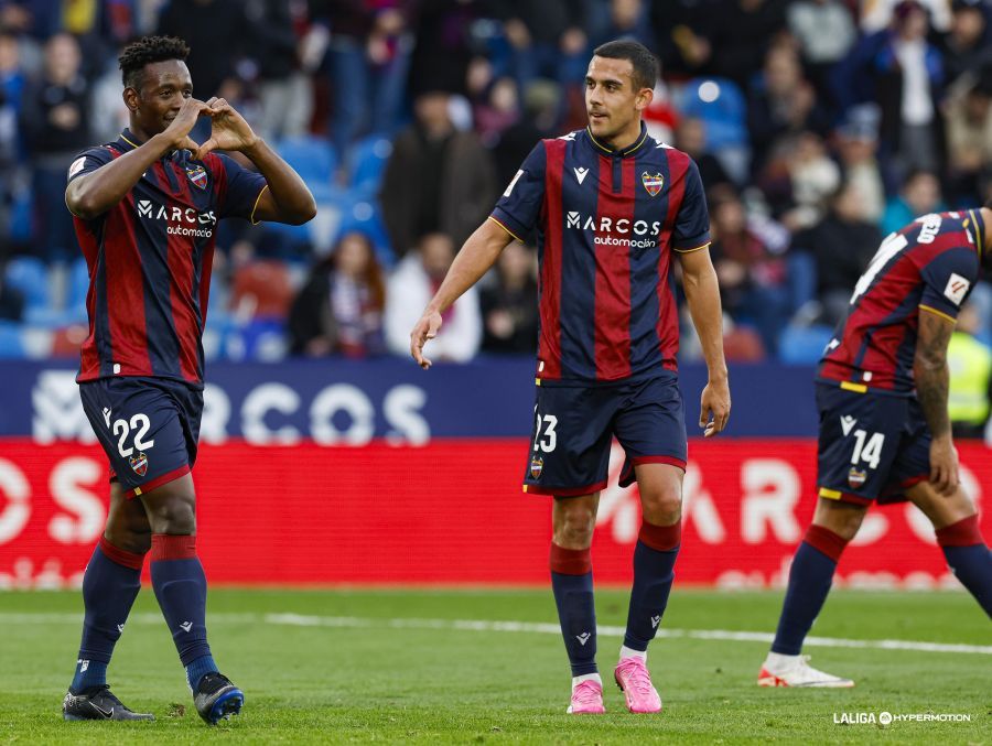 Bouldini celebra con Algobia su gol ante el Albacete.