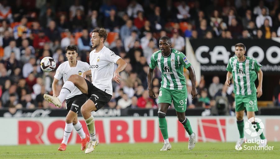  Nico ante el Betis en Mestalla.