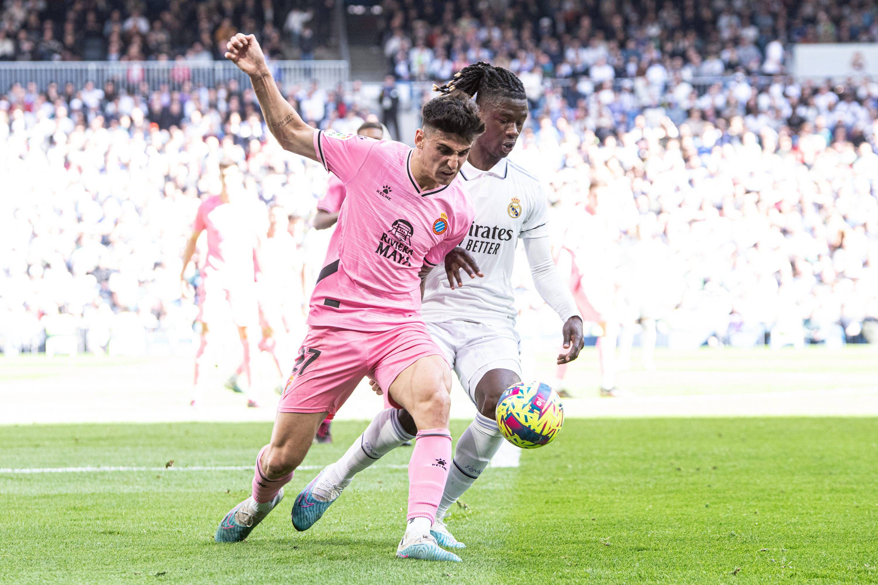  Camavinga presiona a Rubén Sánchez en el Real Madrid-Espanyol (FOTO: Cordón Press).