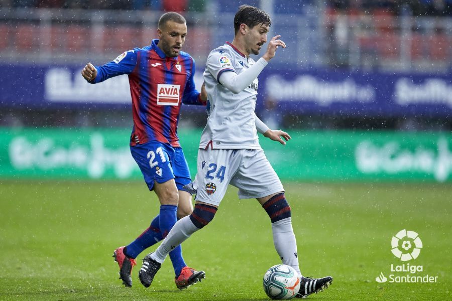 Campaña disputa el balón con Pedro León.