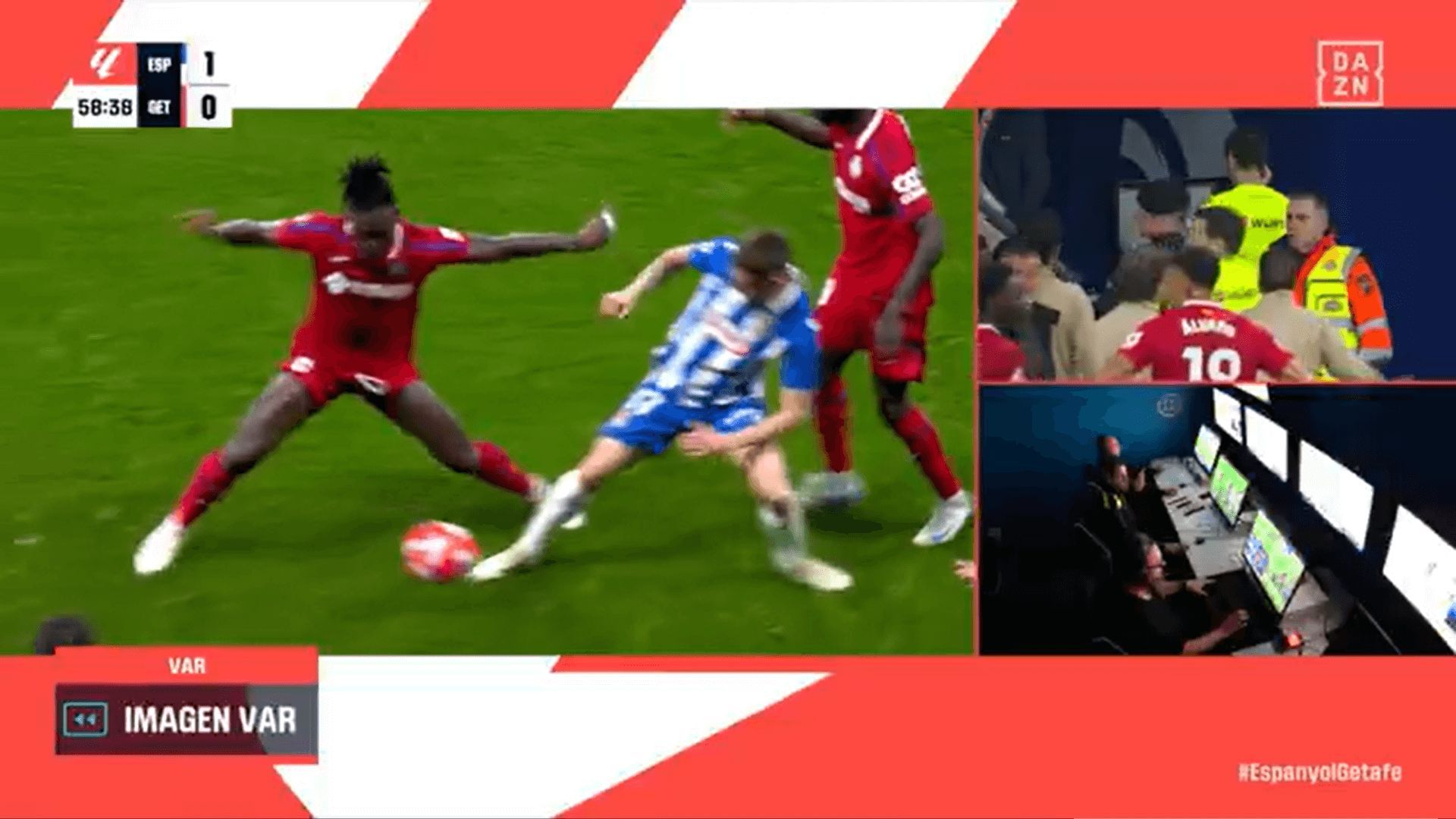  De Burgos Bengoetxea acude al VAR a revisar la jugada de Uche.