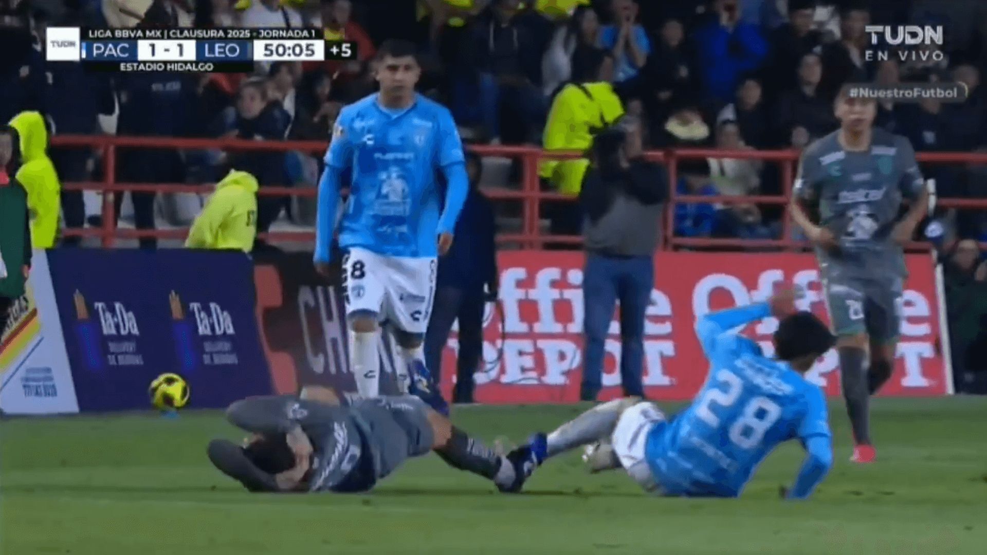 James Rodríguez se duele tras recibir una dura patada. (TUDN)