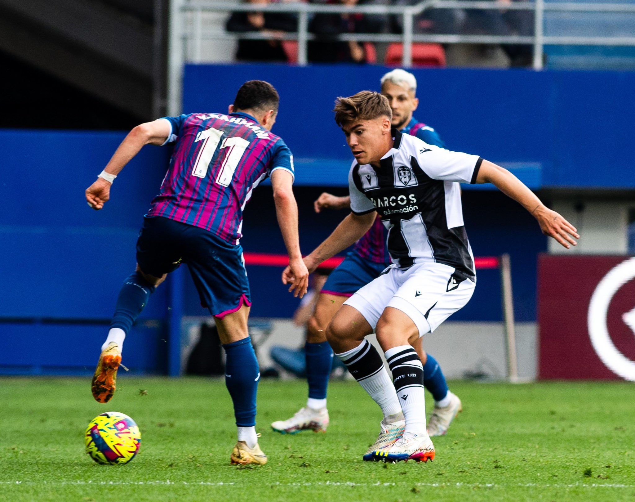  Carlos Giménez en un partido con e Levante.