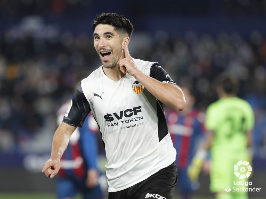 Carlos Soler marca ante el Levante