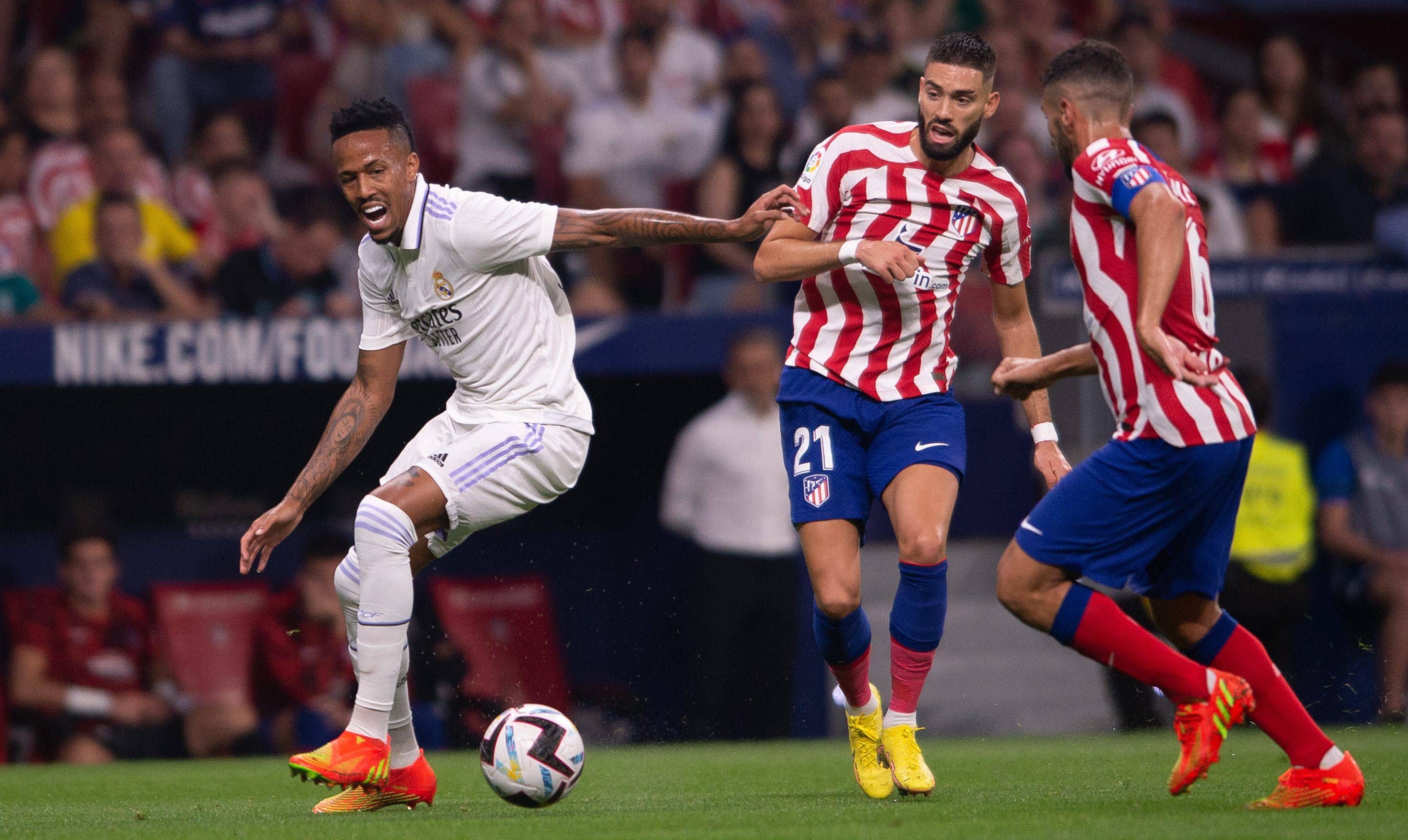  Carrasco y Koke tratan de arrebatarle un balón a Militao en el derbi.