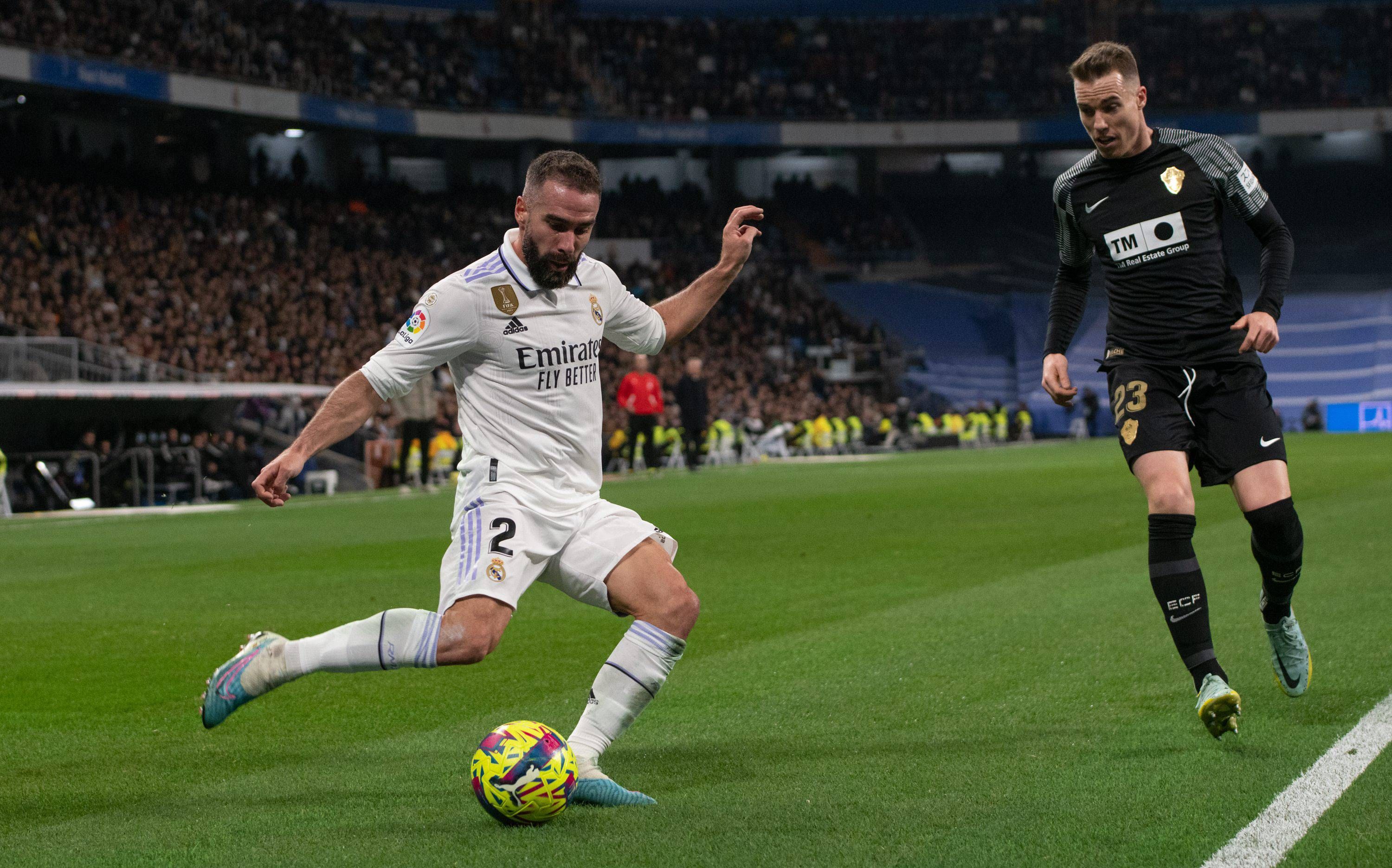 Carvajal pone un centro ante Clerc (Foto: Cordon Press).