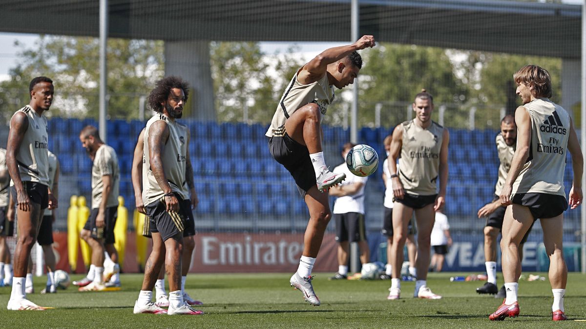  Casemiro controla la pelota ante la mirada de Marcelo, Modric, Militao y Bale.